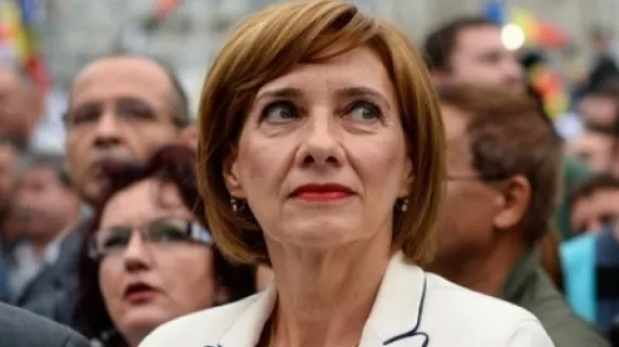 Carmen Iohannis, la Baza aeriană Andrews, din Washington. Cum s-a îmbrăcat Prima Doamnă