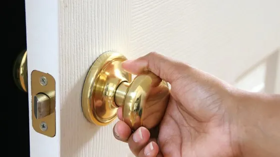 GOL PUŞCĂ, intră în casa unei femei, o salută, apoi face ASTA! În tot acest timp... 