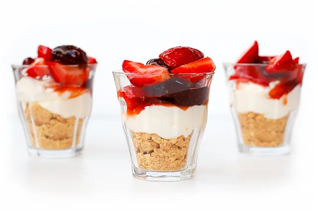 Rețetă pentru mini-cheesecake cu căpșuni. Gata în cinci minute. Absolut delicioasă!