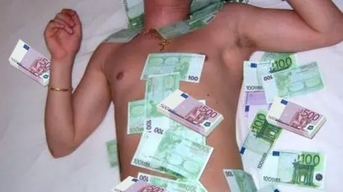 O imagine incredibilă: S-a lăudat cu "banii" pe care-i are. Un detaliu a stârnit însă hohote de râs