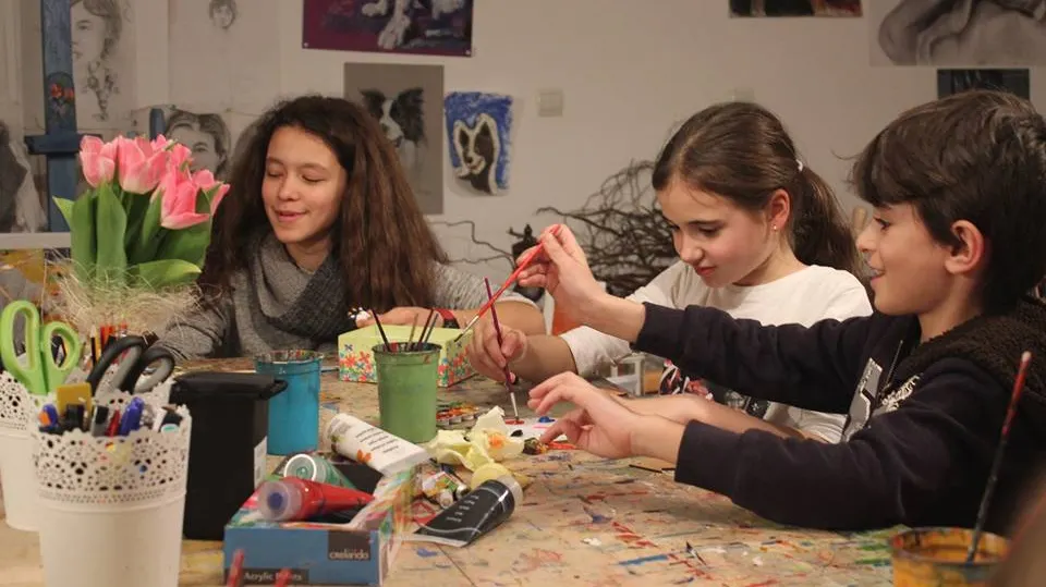 8 MARTIE, ZIUA FEMEII. Cadouri handmade pentru mame, realizate la un centru de arte din Târgovişte