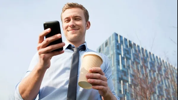 Pericolul la care se expun toţi bărbaţii care îşi ţin telefonul în buzunar