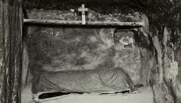 Descoperire misterioasă în mormântul unui călugăr benedictin: un mesaj cutremurător pentru muritori