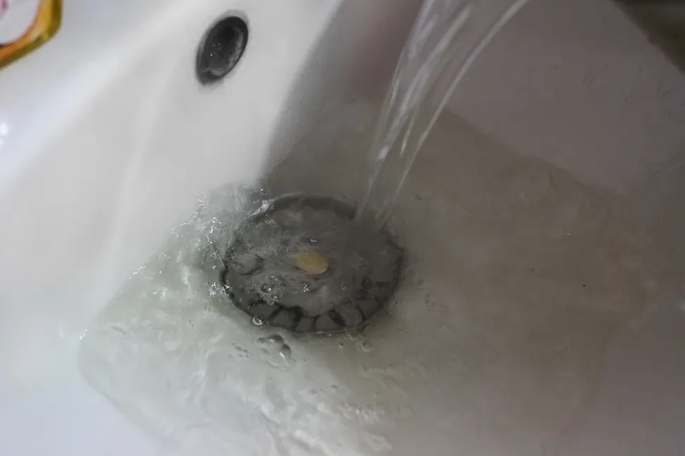 Și-a turnat în ochi soluție de desfundat țevile. A orbit! Nu a disperat, pentru că... E halucinant!