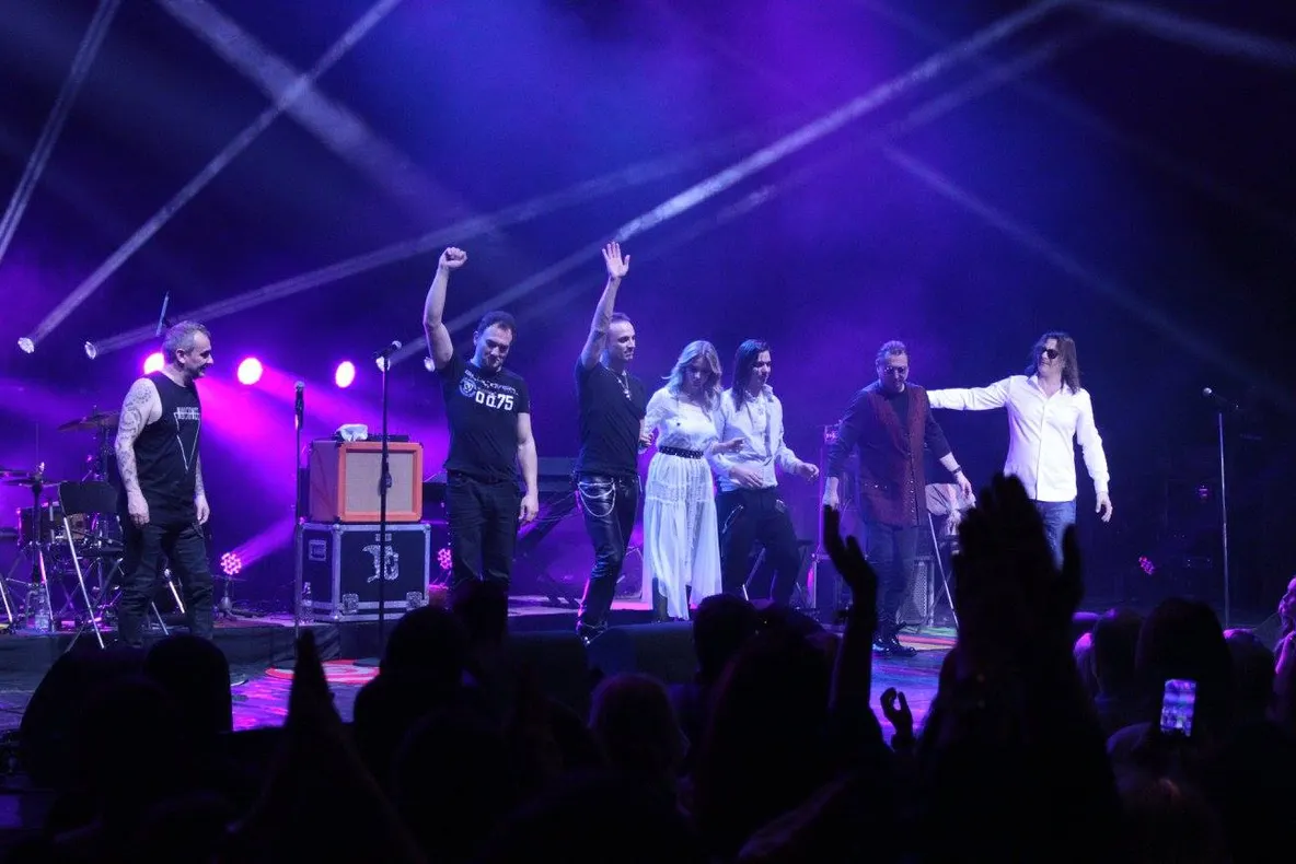 Apariţie surpriză la spectacolul trupei Direcţia 5. Un artist şi-a prezentat logodnica 