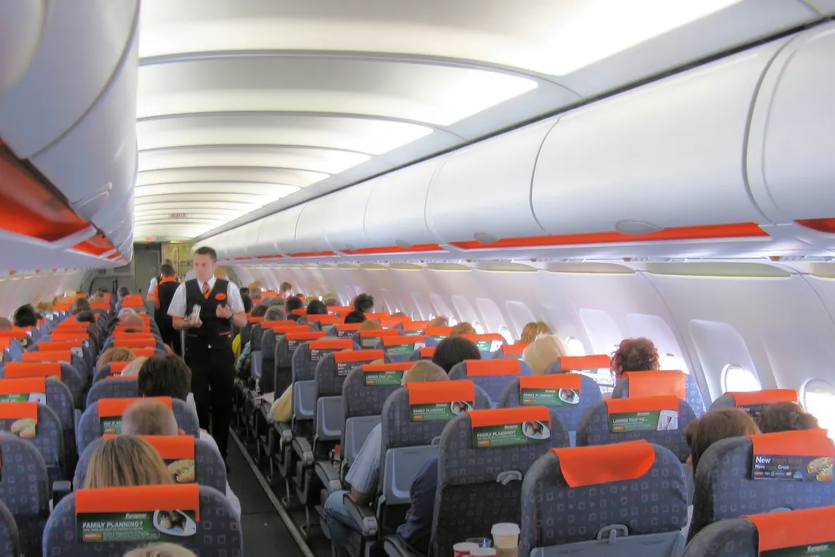 Panică în avion, înainte de decolare. Ce a văzut o femeie pe telefonului bărbatului de lângă ea