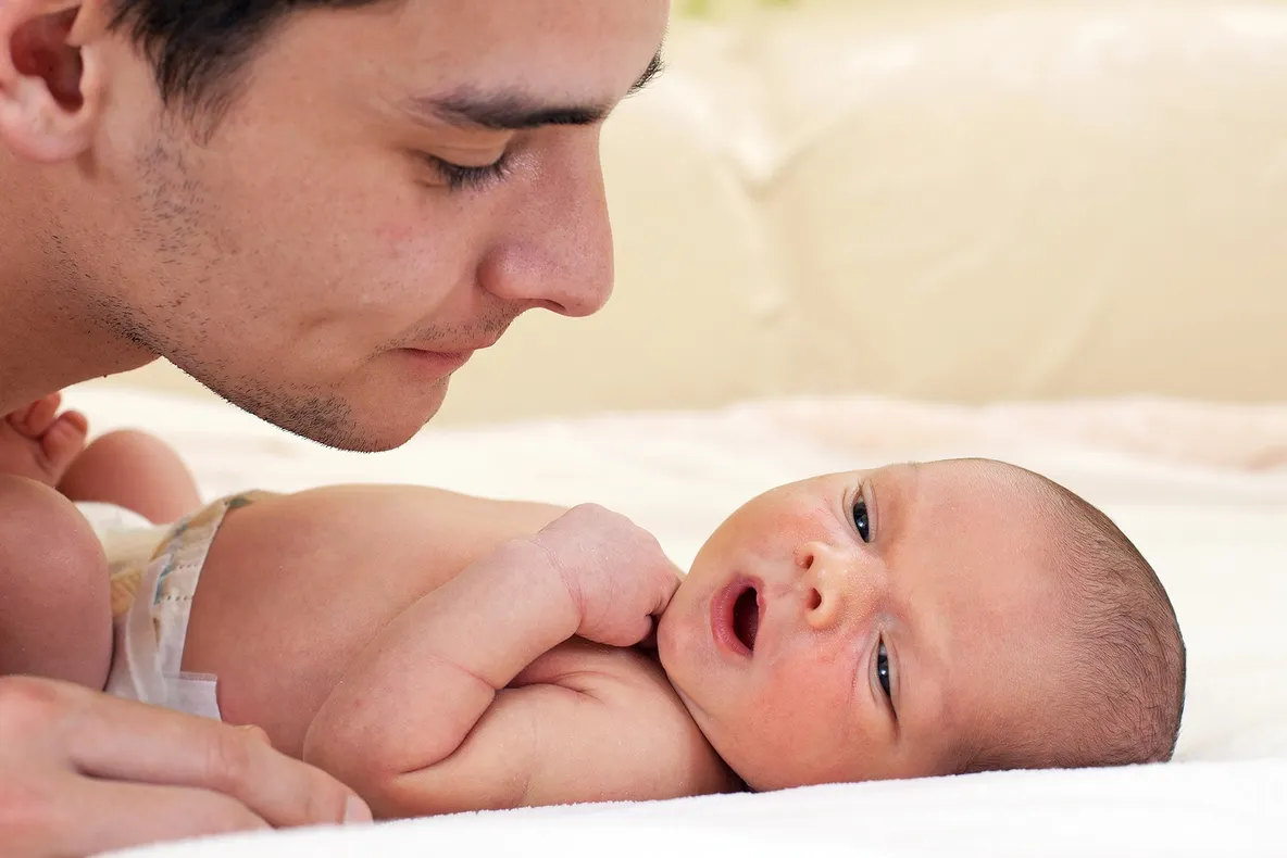 Senat: Taţii care au absolvit cursul de puericultură au 15 zile de concediu paternal în plus