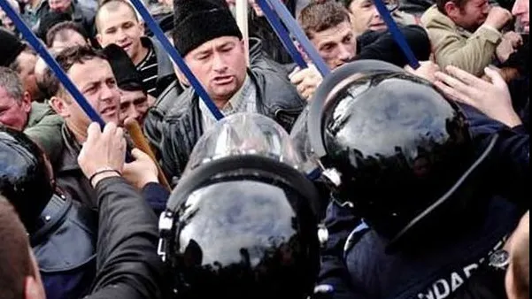 Protest cu incidente. Fermierii au încercat să intre cu forţa în Parlament