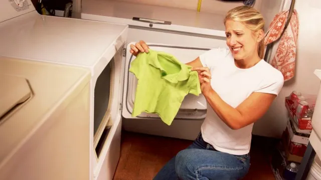 Ți-a intrat la apă bluza preferată? Truc genial: iată cum să o aduci la dimensiunile inițiale