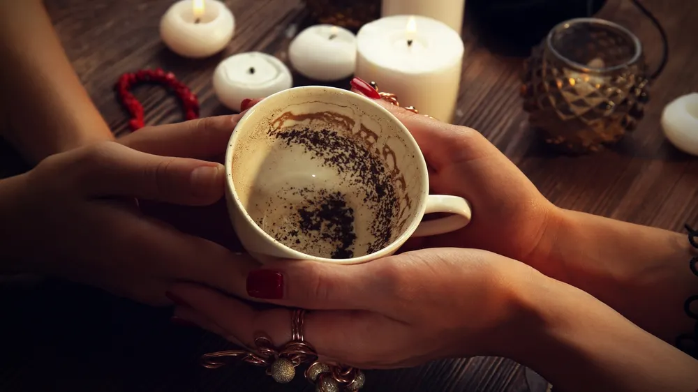 Ghicitul în cafea. Ce spun despre tine și personalitatea ta semnele care rămân în ceașcă