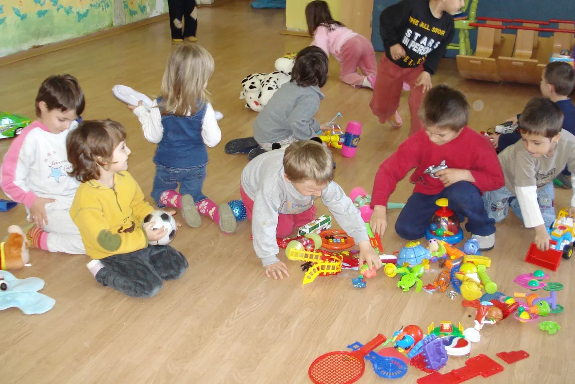 Caz şocant la o grădiniţă privată. Un copil a vrut să se arunce de la geam de frica educatoarelor