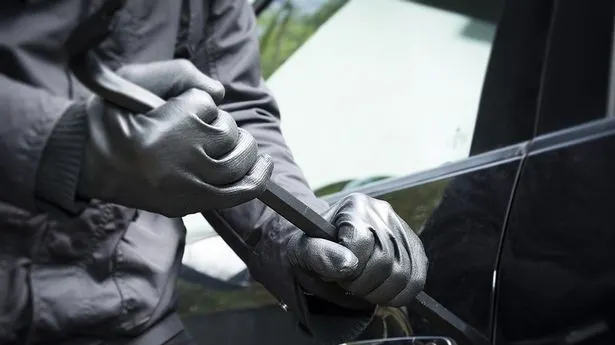 Fac parte dintr-o organizaţie criminală şi au făcut milioane de euro din furt. Cine sunt românii 