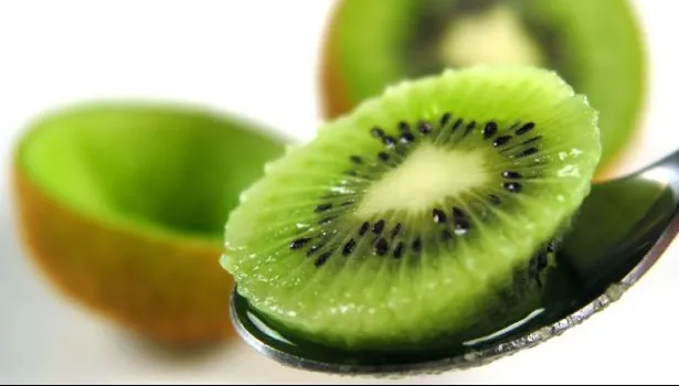 Dovada că până acum ai decojit kiwi greşit. Cum se face cu ajutorul unei linguri 