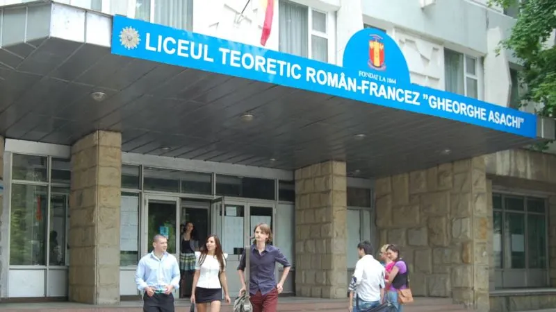 Ameninţare cu bombă la un liceu din Chişinău. Toţi elevii au fost evacuaţi
