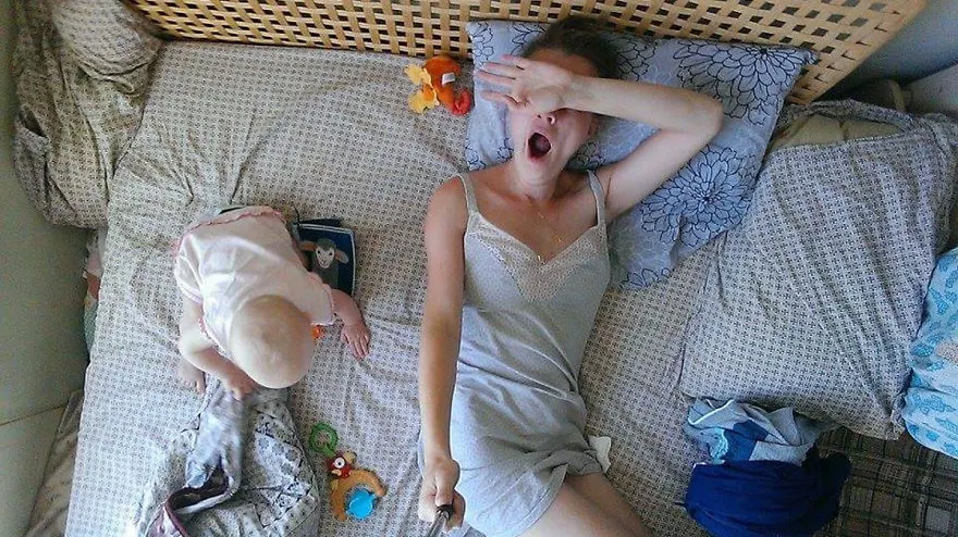 Experiment haios cu selfie stick-ul! O mamă s-a fotografiat zilnic cu bebelușul ei. Iată ce a ieșit