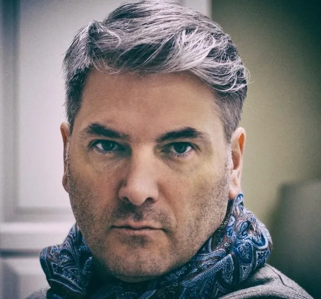 Mircea Radu se ia de bărbaţii care îşi vopsesc părul 