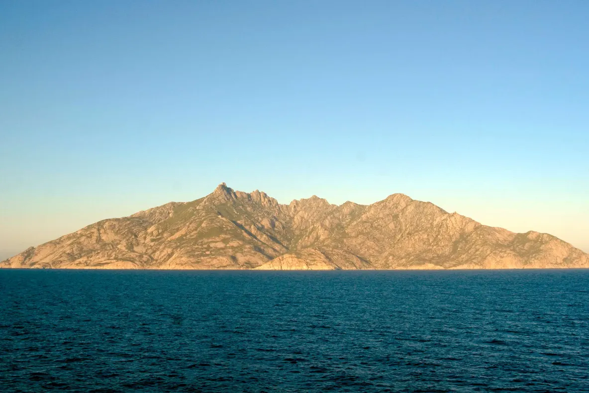 Cea mai misterioasă insulă din Mediterană! Doar o mie de turiști pe an au voie s-o viziteze