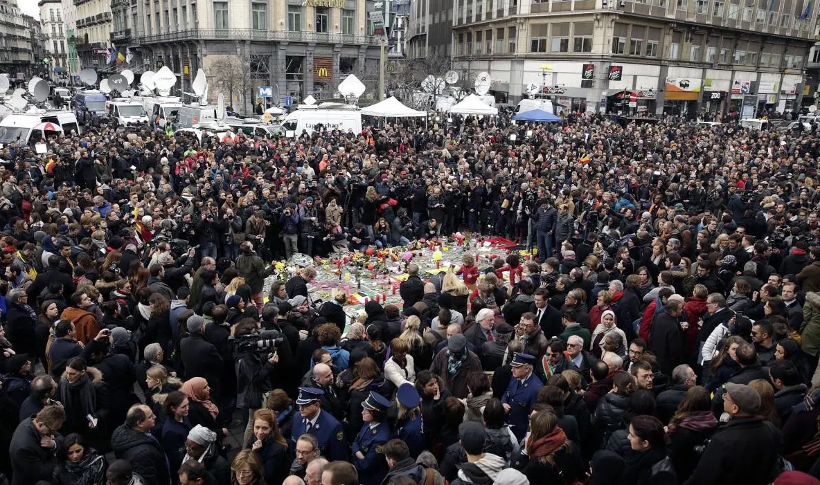 GALERIE FOTO. Momente de reculegere în memoria celor care au murit în atentatele de la Bruxelles