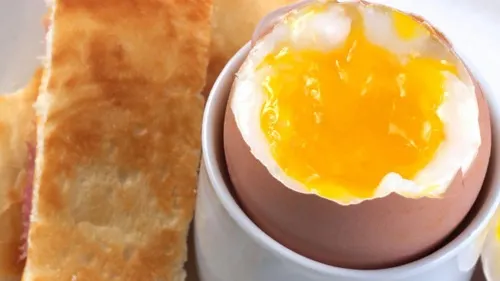 Cum puteţi obţine un ou fiert care se curăţă întreg extrem de uşor!