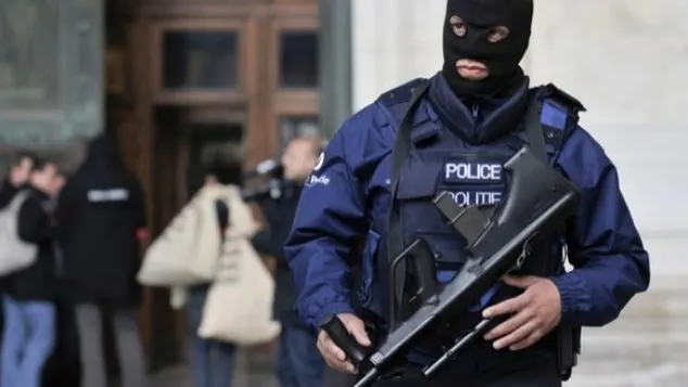 Atentat terorist Belgia. BOMBĂ artizanală şi un steag ISIS, găsite într-o casă din Bruxelles 