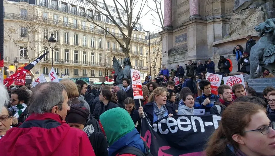 Proteste în Franţa. "Stare de urgență, stat polițienesc!"