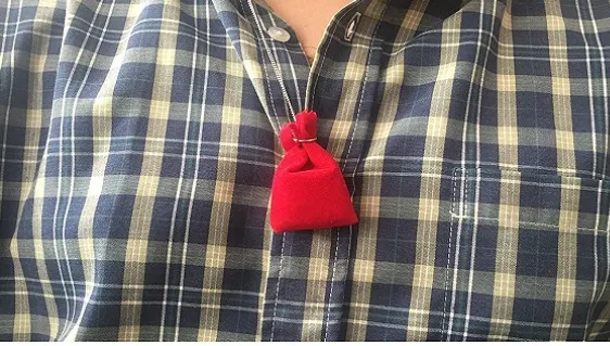 Ce se întâmplă dacă dormi cu acest săculeț la piept. Vei rămâne fără cuvinte!