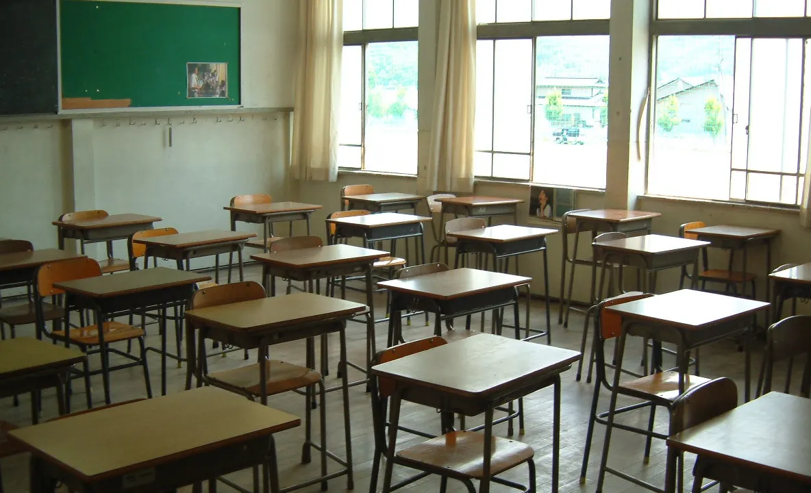  Scandalos. Un părinte a snopit în bătaie un elev, chiar în timpul orei. Nimeni nu a intervenit