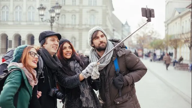La ce îți supui fața atunci când îți faci selfie-uri. Pericolul, confirmat de un dermatolog 