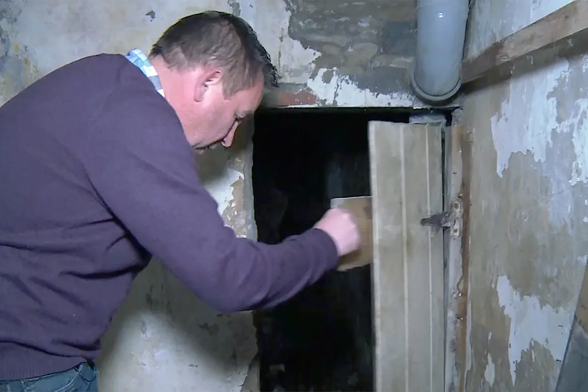 A descoperit o ușă în depozit, ce dădea într-un tunel secret. S-a cutremurat când a văzut unde duce