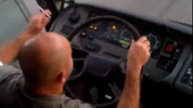 Cum e sfidată legea antifumat. Se fumează în autobuz. VIDEO
