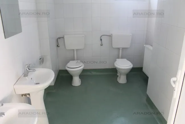 Grup sanitar cu două WC-uri alăturate, într-un spital nou-nouţ din România