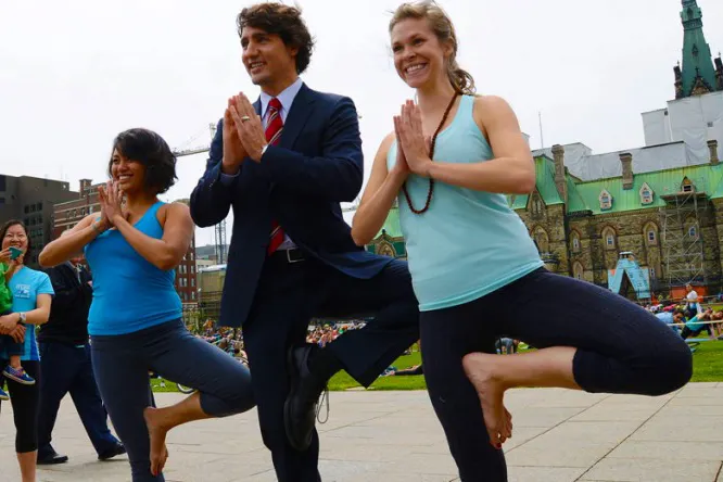 Premierul Canadei face yoga la birou. Fotografie de senzaţie