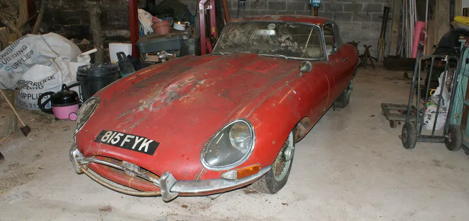 Au găsit un Jaguar E-Type original într-un hambar. Au ÎNCREMENIT când au văzut ce se afla în el