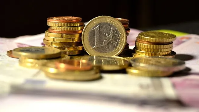 Leul, în cădere liberă. Euro a atins un nou maxim istoric și a depășit, pentru prima oară, pragul de 4,9 lei