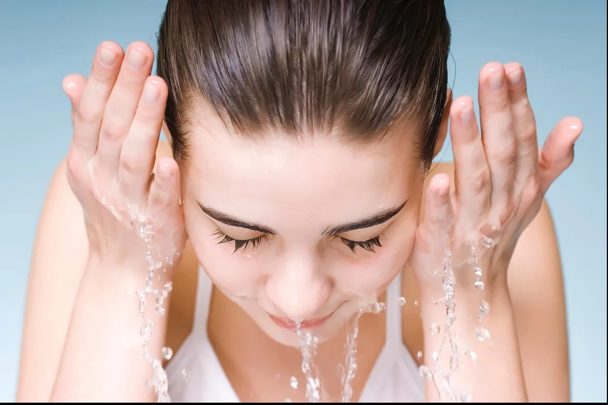 S-a spălat pe faţă cu sare timp de o lună. Rezultatul? Cosmeticienele au rămas uimite