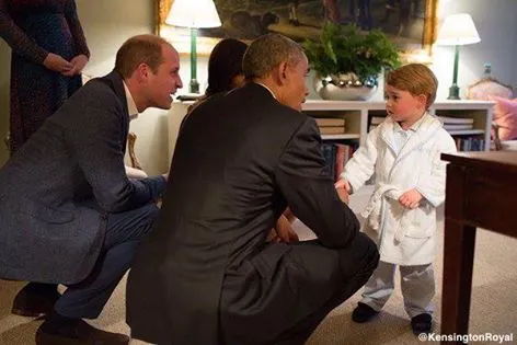 Fotografii ADORABILE cu prinţul George, care i-a întâmpinat pe soţii Obama în pijama