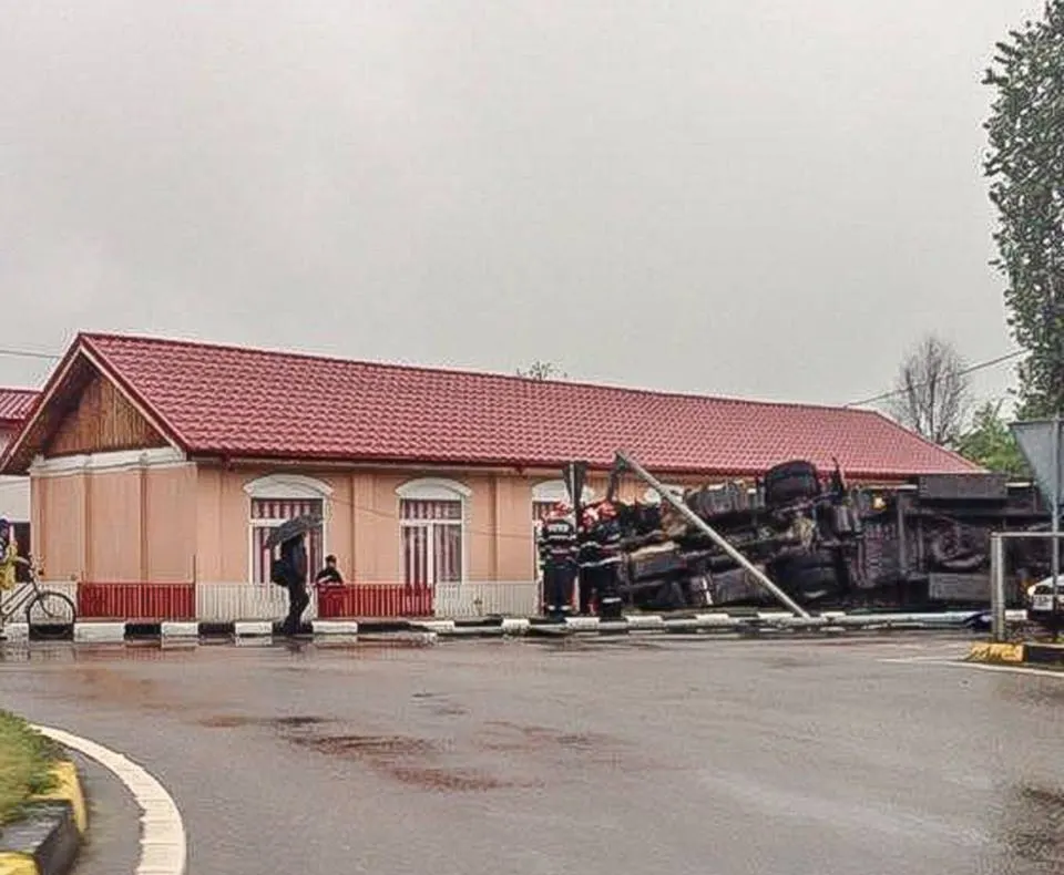 Accident cu repetiţie: muzeu în pericol, după ce un Tir a ieşit de pe şosea direct în clădire