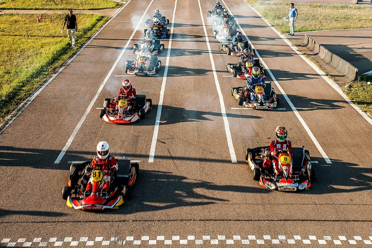 Karturi ce ating 220 de kilometri/oră. 50 de piloţi români intră în cursă