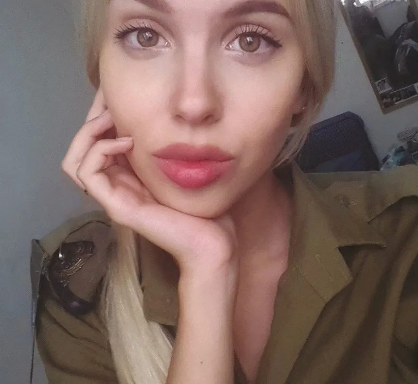 Au crezut că e un soldat din armata israeliană. I-au dat jos hainele, au găsit o blondă superbă