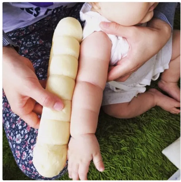Nebunia care a cuprins rețelele de socializare. De ce își pozează mamele bebelușii lângă o pâine