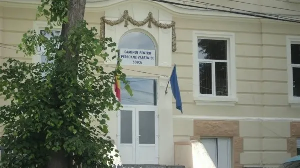 Bătrâni lăsaţi în voia sorţii. Situaţie disperată: trăiesc din mila localnicilor şi a preotului