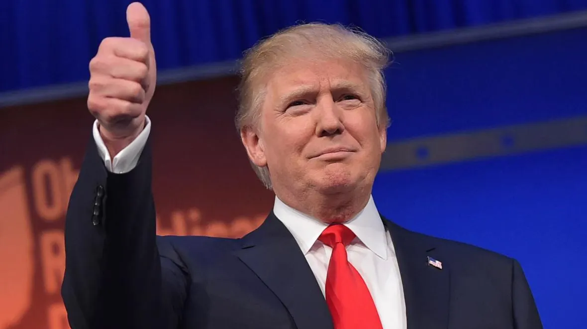 Trump,atacat cu ouă și forțat să folosească o intrare secretă pentru a scăpa cu viață, în California