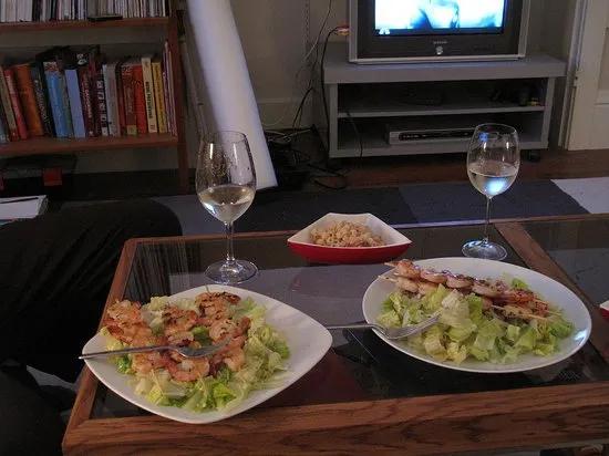 S-a descoperit o nouă dietă: ce reguli bizare are. Îi ajută pe cei care mănâncă în faţa TV-ului