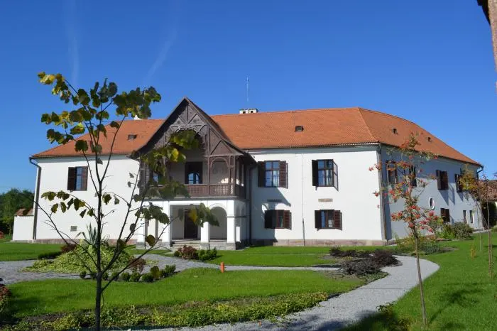 Cu banii pentru un apartament şi-au cumpărat un castel în Transilvania. Acum o duc boiereşte