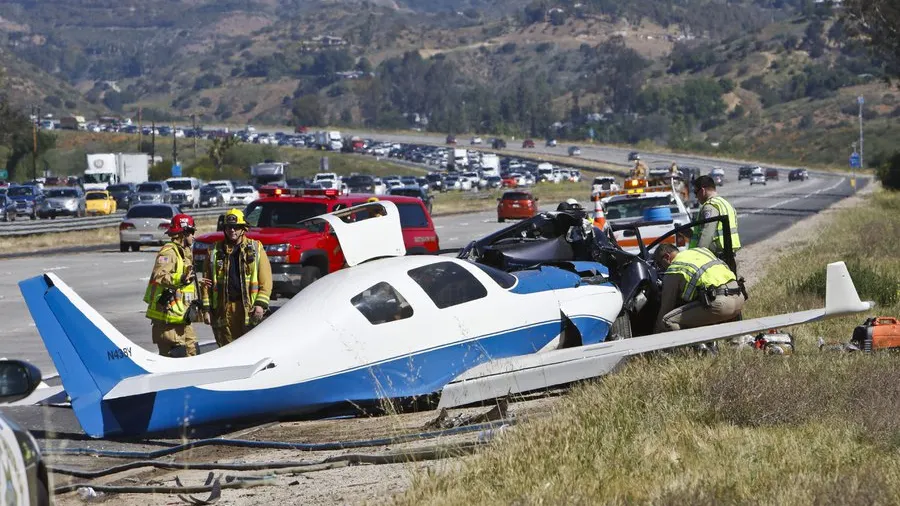 Un avion a lovit o maşină, pe o autostradă din SUA. Un mort şi cinci persoane rănite