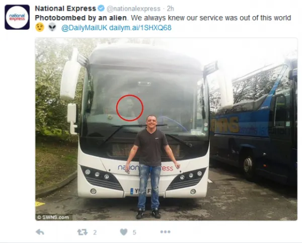 Un turist aflat în pelerinaj s-a pozat în faţa autocarului. A încremnit când s-a uitat atent la poză