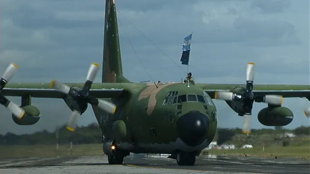 Aviatorii militari, plătiţi la nivelul unei stewardese