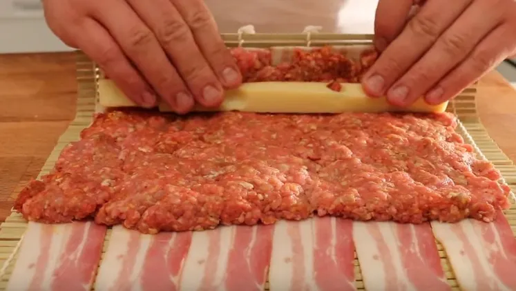 A rulat cascaval și carne tocată în fâșii de bacon. Rezultatul, de-a dreptul delicios