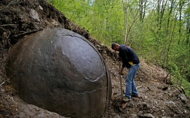 O sferă gigantică dezgropată într-o pădure a declanşat o isterie pe net. O civilizaţie necunoscută..