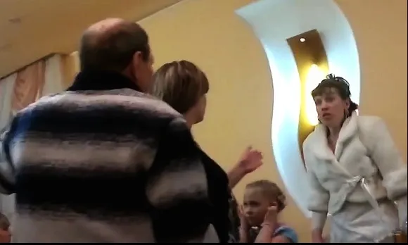Mireasa s-a bătut cu socrii la nuntă. Reacția invitaților e genială! Totul a fost filmat